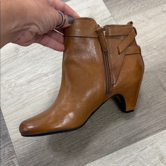 Elegant Tan Leather Ankle Boots - Picture 3 of 5